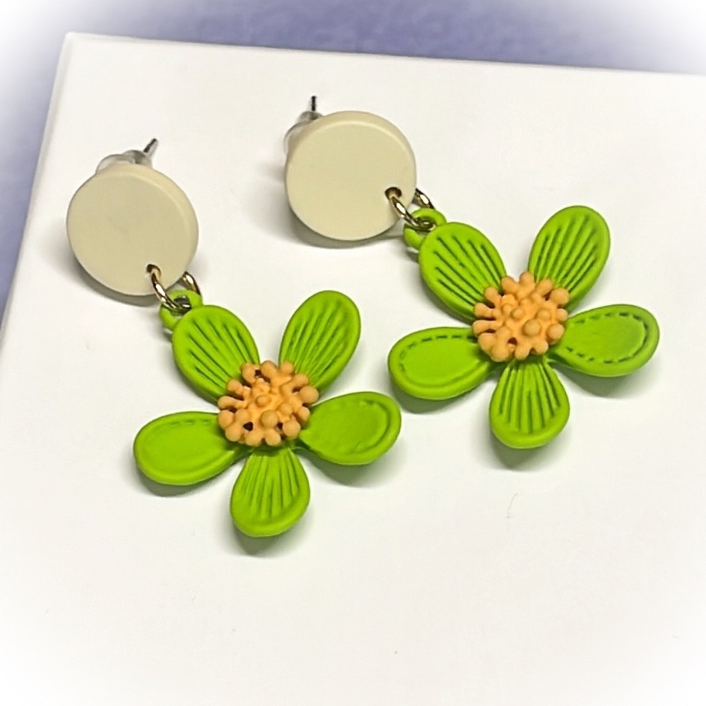 💕Super Fun Flower Earrings Light Weight💕